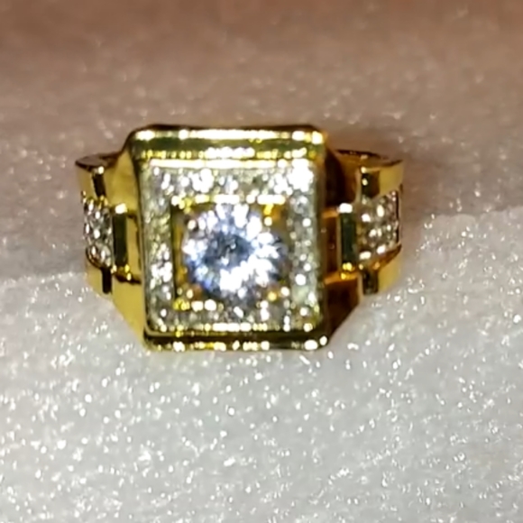 Iced out Hip-hop unisex ring size 7 gold plated with cubic zirconia stones - Picture 5 of 6